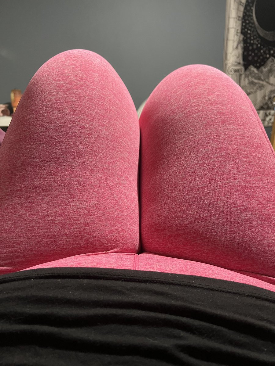 obesekendoll's tweet photo. i got a new pair of leggings and i feel like they look silly :/ https://t.co/lXifnqCaqs