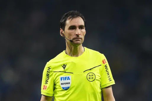 Bravo à cet homme d’avoir arbitré ce soir, tout seul sans ses assistants et l’aide de la VAR 👏🏾 #BarcaRealMadrid #Barcelona  #RealMadrid
