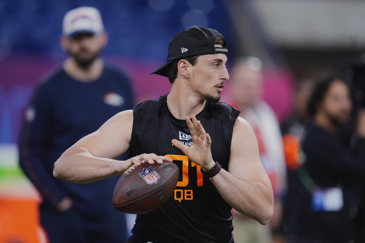 TomPelissero's tweet image. Former University of Minnesota QB Max Brosmer is staying home, signing with the #Vikings on a deal that includes $250,000 guaranteed, per source.
So Kevin O’Connell gets two more young QBs in one day: Sam Howell in a trade, then Brosmer as an undrafted free agent.