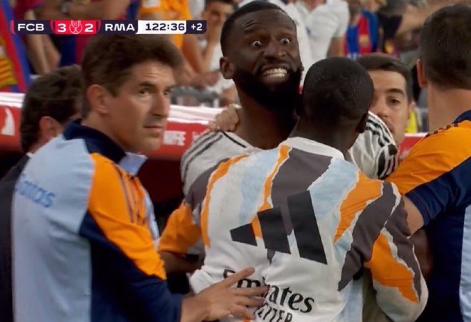AlexDominguezTW's tweet photo. 👉 Gayà, cuatro partidos de sanción por cuatro palabras.

⁉️ Rudiger, lanza objetos al campo, va directo a agredir al árbitro, lo tienen que parar entre 6 personas para que no pase nada grave. ¿Cuánto será? Me temo que se quedará en nada más que la roja. https://t.co/cwwZ6lQwKm