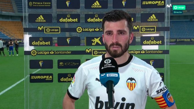 AlexDominguezTW's tweet photo. 👉 Gayà, cuatro partidos de sanción por cuatro palabras.

⁉️ Rudiger, lanza objetos al campo, va directo a agredir al árbitro, lo tienen que parar entre 6 personas para que no pase nada grave. ¿Cuánto será? Me temo que se quedará en nada más que la roja. https://t.co/cwwZ6lQwKm