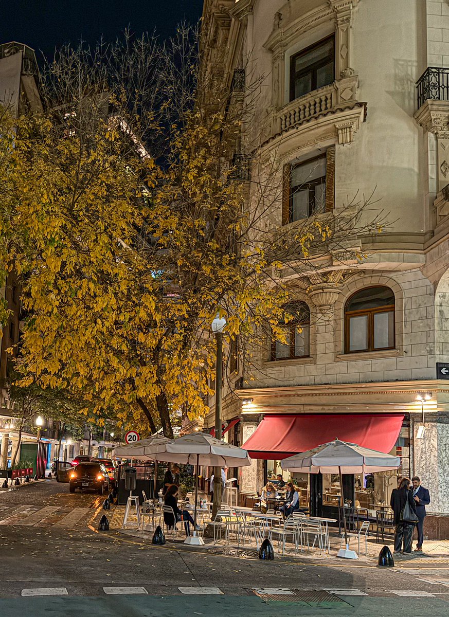 FabriCaradonna's tweet photo. Siempre me van a ver caminando por esta calle de la Ciudad de Buenos Aires. Y en otoño más que nunca 🍂 https://t.co/OFbBqLTeE6