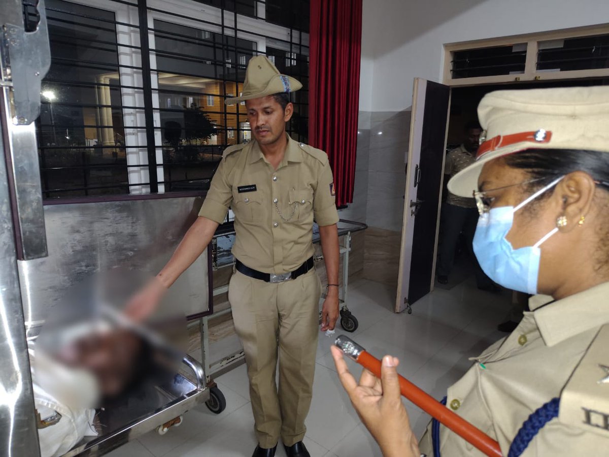 chnpolice's tweet photo. ದಿನಾಂಕ:26-04-2025 ರಂದು ರಾಮಾಪುರ ಪೊಲೀಸ್ ಠಾಣೆಯ ಶ್ರೀ ಪರಶುರಾಮ್, ಸಿಪಿಸಿ-164 ರವರು ಹೃದಯಘಾತದಿಂದ ಮರಣ ಹೊಂದಿದ್ದು, ಮೃತದೇಹವನ್ನು ಚಾ. ನಗರ ವೈದ್ಯಕೀಯ ವಿಜ್ಞಾನಗಳ ಸಂಸ್ಥೆ (ಸಿಮ್ಸ್) ಯಲ್ಲಿ ಇರಿಸಲಾಗಿದ್ದು ಸ್ಥಳಕ್ಕೆ ಭೇಟಿ ನೀಡಿ ಪರಿಶೀಲಿಸಿ, ಅಂ���ಿಮ ನಮನ ಸಲ್ಲಿಸಿ (1/2) https://t.co/0ZbvGyycrT