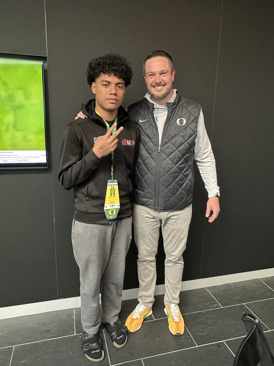 Oregon is just different 🤞🏽 

Thank you <a href="/CoachDanLanning/">Dan Lanning</a> <a href="/duckscrootin/">Oregon Recruiting</a> <a href="/CoachKindell/">Coach Kindell</a> for the love &amp; hospitality!

#SpringFootball #OregonFootball #UnofficialVisit #ScoDucks <a href="/CoachPyne67/">Steve Pyne</a> <a href="/B12PFootball/">Big12Performance</a>