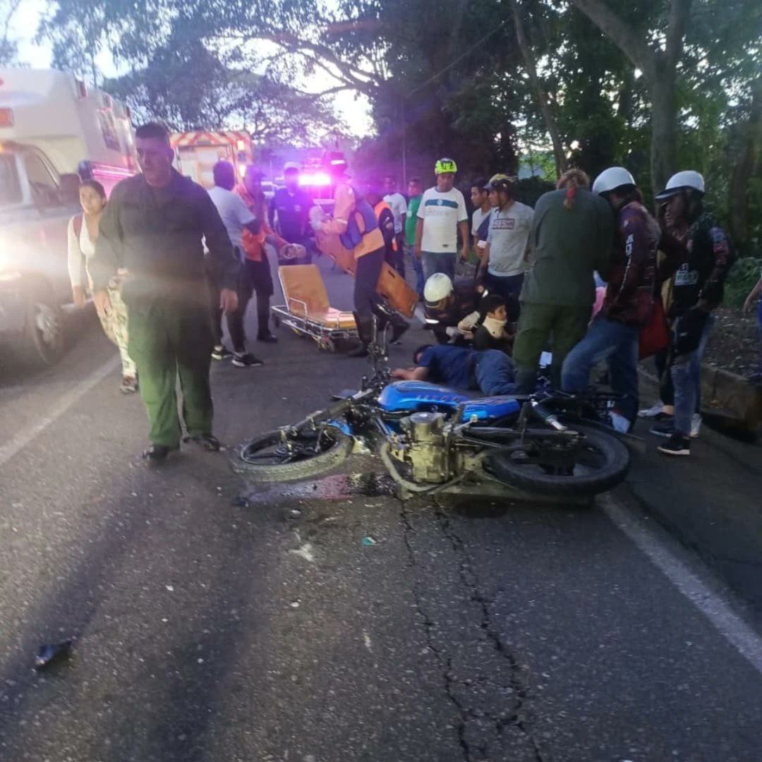 ⚠️🏍💥🏍 #NoticiasViales (26/04) #Mérida #ElVigia La tarde del viernes 25 de abril ocurrió un hecho de tránsito entre 2 motorizados en la carretera Panamericana del municipio Alberto Adriani. El mismo dejó el saldo de 3 personas heridas. #26Abr

Info: <a href="/fuego_oficcial/">🔥 O ⅁ Ǝ ∩ Ⅎ 🔥</a>
