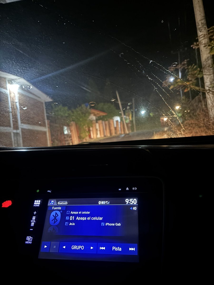 MalaEntendedora's tweet photo. A veces son graciosas las sugerencias del reproductor, en especial si llueve y andas de noche ☺️ https://t.co/SEUXMYIj5P
