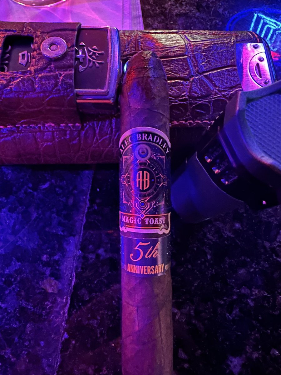 BubbaCigarGuy's tweet photo. Well two soccer teams in the W column this weekend prompts bringing out this bad boy @alecbradley #MagicToast 5th anniversary. Solid stick, lil on the mild side for a dark wrapperโฆ but more than sufficient for a celebration. #CigarDiary #PSSITA https://t.co/Y85bVqiTEq
