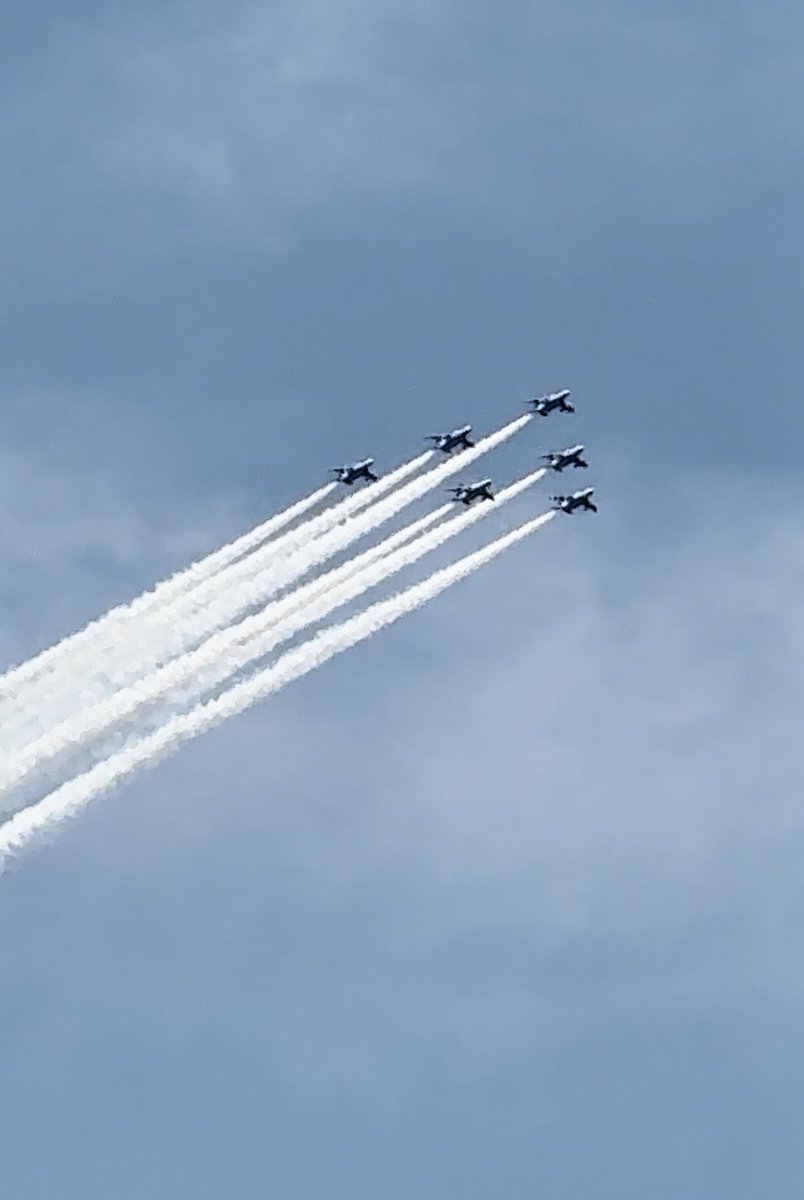 仕事中、昨日は音だけ聞こえて外を見たら既に通り過ぎちゃってて、音が聞こえたと言う事は近くを飛ぶんだなぁーってお昼前から空見てたら、いたよー🩷

#ブルーインパルス