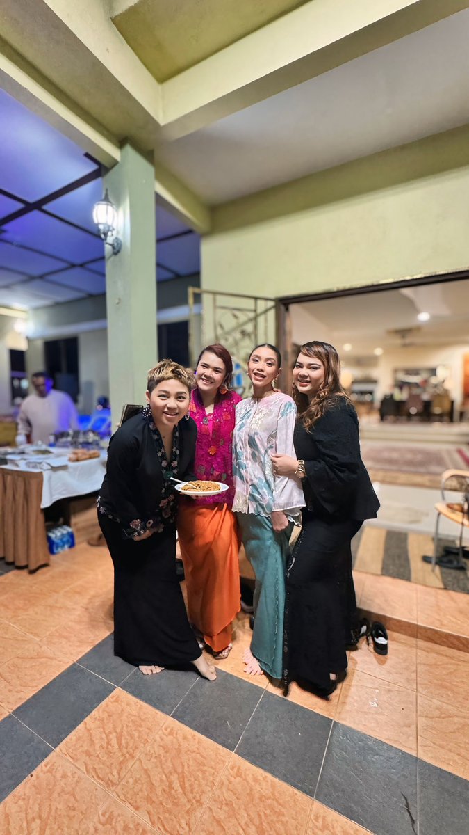 Bebelleyy's tweet photo. My sister @hhezzyH open house, semua makanan sedap ya ampun! semakin busy ni gaya2 macam setahun sekali je la baru dapat jumpa #GangMakJemah https://t.co/d1PWzRhQFa