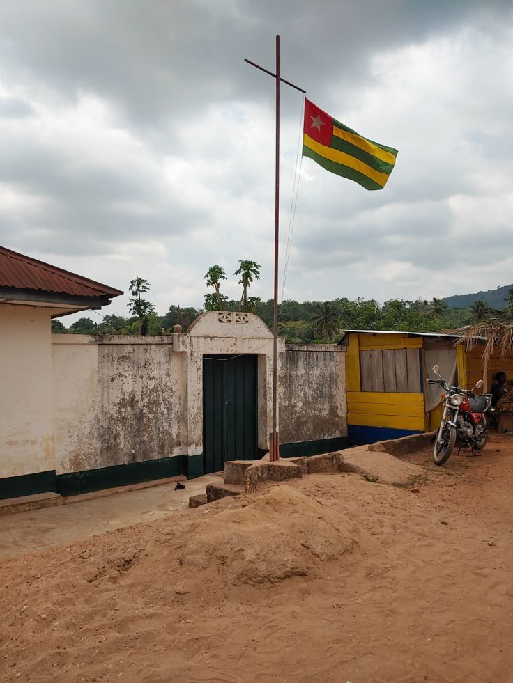 LaliPrenam's tweet photo. Petit pays de 56 785 km², mais immense par ses valeurs, ses traditions et son esprit.
Togo, the place to be !
Bonne fête de l’indépendance à toi, cher pays !

Crédit photo 📸 : Pinterest

🇹🇬✨ #Togo #IndependanceDay #FiertéTogolaise #TogoThePlaceToBe #CultureTogolaise https://t.co/Iu47CbBOY7