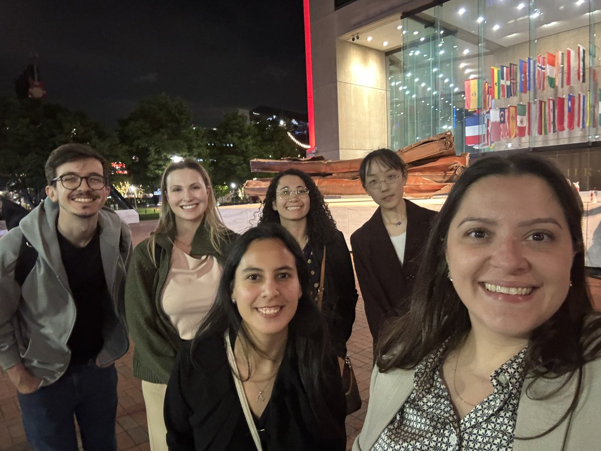 LaenaPernomian's tweet photo. And we also found some time to have fun! @RaianaAnjos, Diana, Viatrix, Stephanie and Daniel #CTRC @UofSC https://t.co/W9NwnhDgcH