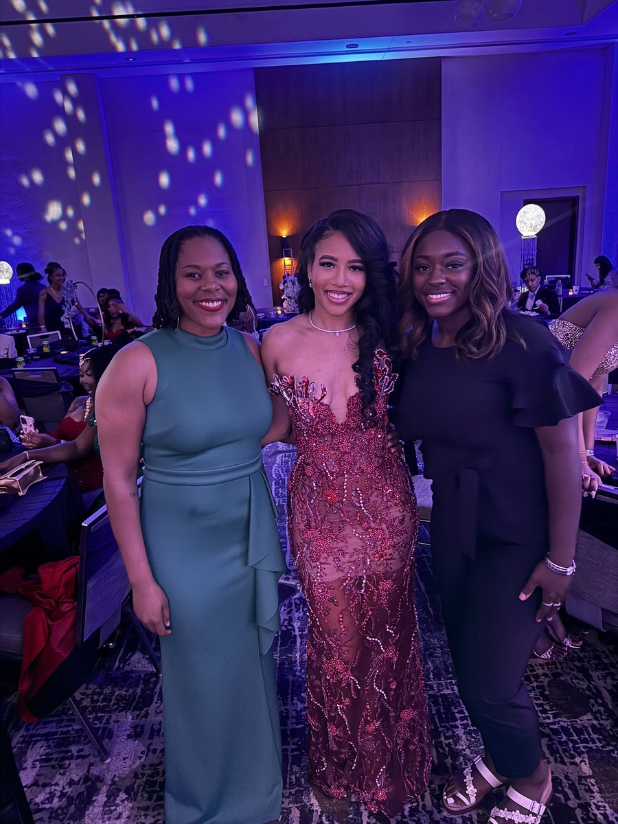 LadyCaneHoops's tweet photo. The Sisterhood looked gorgeous at Prom tonight! https://t.co/YXFXMVqfrf