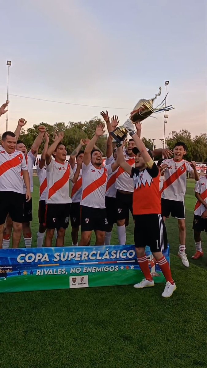 filialrivercbba's tweet photo. LA COPA SIGUE EN CASA🏆
Postales de una tarde espectacular, Cocha es de River!⚪🔴⚪💪🏼
#LaBandaDeCocha #RiverEsMundial https://t.co/S1RXakqHfm