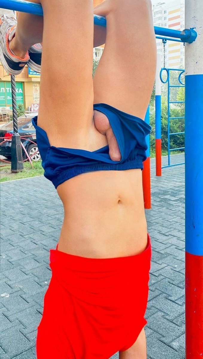-Baja de ahí hijo, vamos tarde a tu clase de entrenamiento... Otra vez no te pusiste ropa interior?! Desde acá puedo ver tu pene colgando.
-Jajaja tranquilo papá, no pasa nada, se siente más rico no usar nada abajo. Además, se que tú cuando vas a trabajar tampoco te pones boxers.