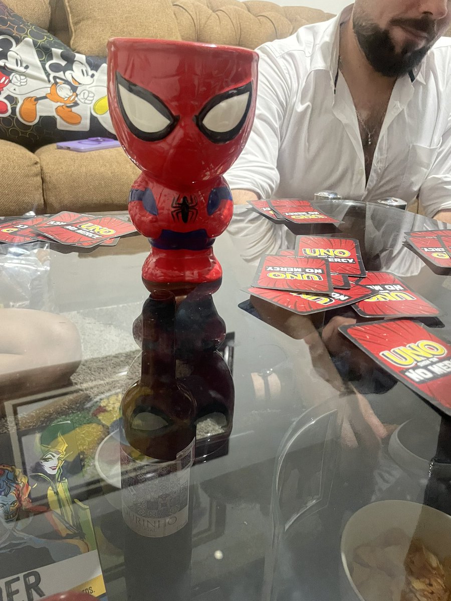 - <a href="/MD_Marvellous/">🏳️‍🌈Dr. Maravilla! 🏳️‍🌈</a> : Hermana me invitas una copa de vino!

- Me, an intellectual: Claro hermana, te paso la elegante porque es tu graduación 🕷️