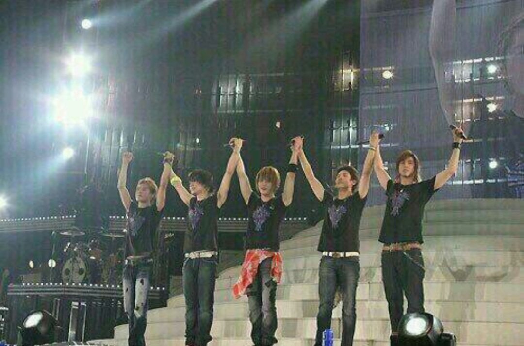 jjmsm's tweet photo. 日本デビュー20周年おめでとう🎉✨😆✨🎊
5人みんなますます輝いて、これからの道を歩んで行けますように🎈🎈🎈🎈🎈
#東方神起日本デビュー20周年
#U_KNOW #HERO #MICKY #XIAH #MAX https://t.co/J5G6NEmqDx
