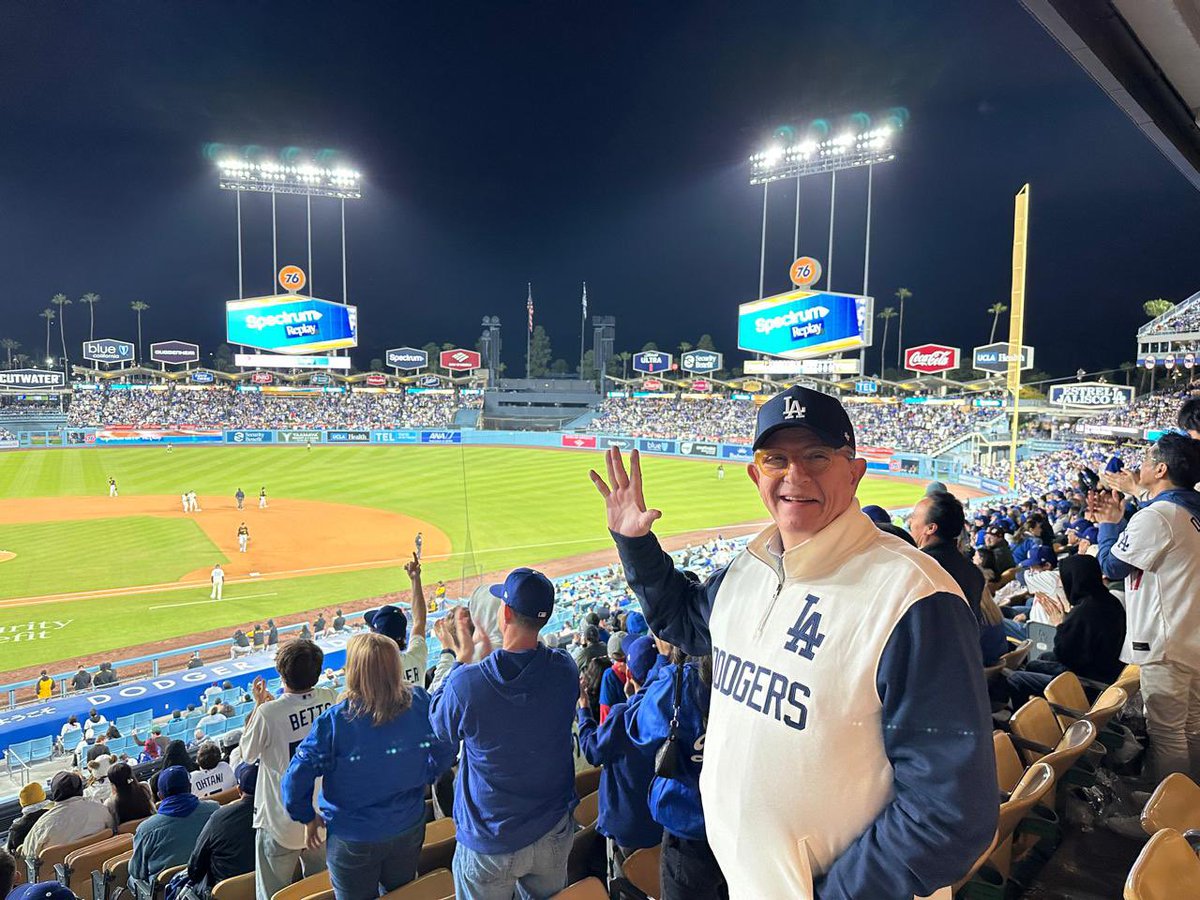 jorgegarralda's tweet photo. ¡El clima, el tiempo y la actitud! ¡Todo se presentó para poder disfrutar de un buen partido de #Béisbol y apoyar a los @Dodgers! ⚾️

#Dodgers https://t.co/y9oO8yFJbD