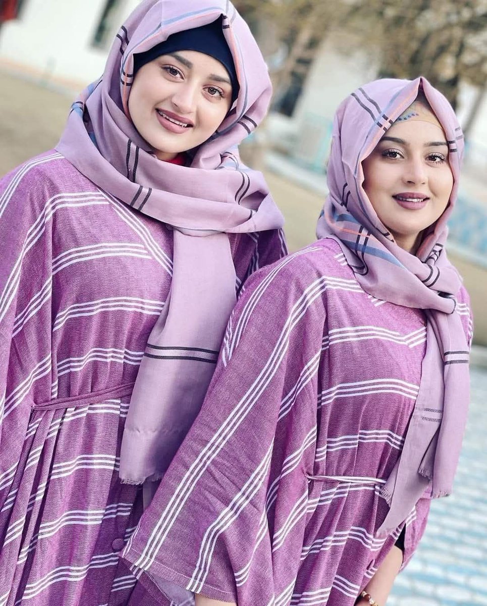 ملگرو ستاسو په نظر په مونږ دوو کي کوم یوه مشره معلومیږي؟😊🙃