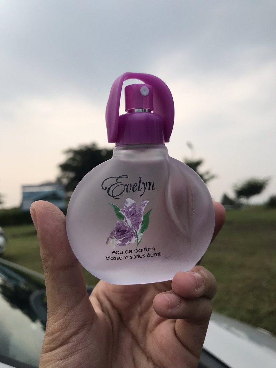 sesliaaaaa's tweet photo. Ada yang bilang, "Cinta itu dari mata turun ke hati."
Tapi kami percaya... dari hidung dulu.
Evelyn Series: Blossom. Sekali cium, langsung ingat kamu.

https://t.co/uoqSzwysfh

 #perfumelokal #parfumviral #RaceToWinWithRCS  #EvelynInEveryTouch https://t.co/K3UkTBoRvF
