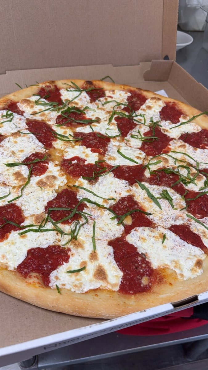 MiceliBrosPizza's tweet photo. I'm hungry https://t.co/JWkU65lfia