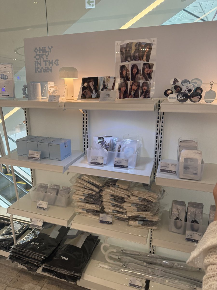 chaesmntea's tweet photo. ์ธ โ๏ธ
#์ธ #CHUU #CHUU_POPUP #ONLYCRYINTHERAIN #MINIRECORD https://t.co/zXNJee32Yp