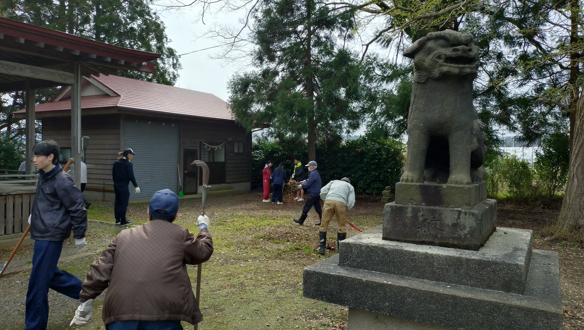 kairagefuchi's tweet photo. 本日（令和7年4月27日）は、鰄渕番楽でお世話になっている鰄渕神明社の清掃を、鰄渕自治会の方々と合同により行いました。
桜の花が満開となる今時期に、神社の前年に落ちたイチョウの葉を片付けると、いよいよ田植えの時期となります。 https://t.co/bWpHhKWnyC