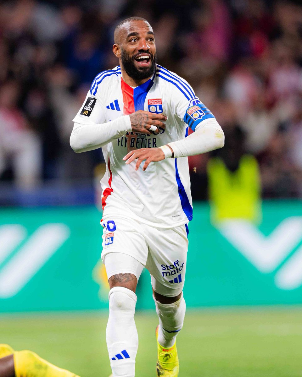 OL's tweet photo. 199 buts avec l'OL ... 🔴🔵

Monsieur @LacazetteAlex 

📸 @lubodomo https://t.co/MwK92d9NK2