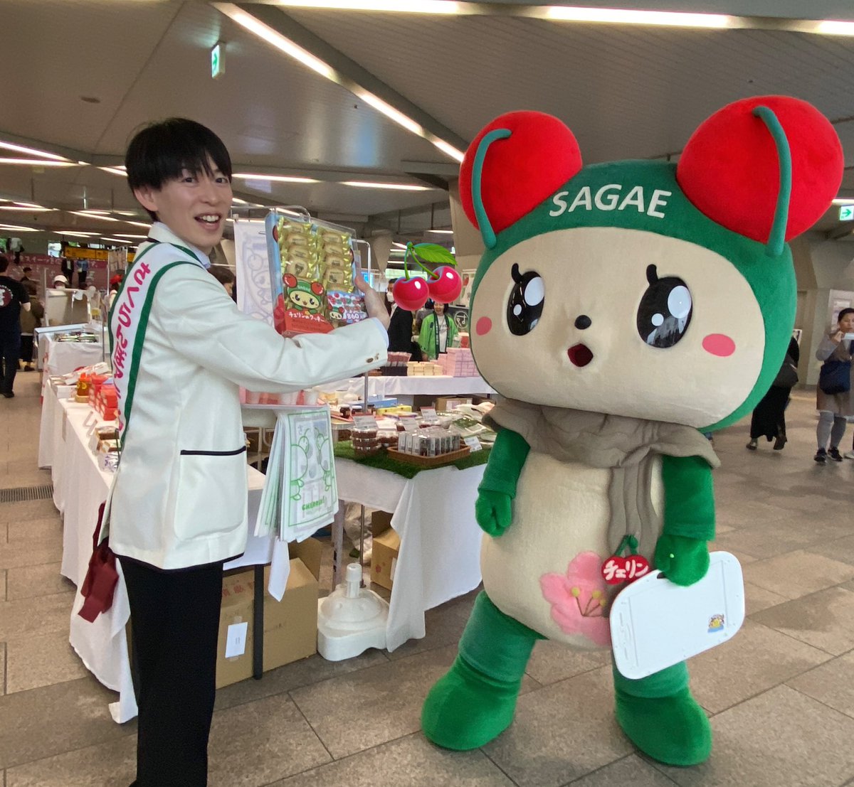 yamaranran1's tweet photo. @handatti0308 さくらんぼアテンダーのお仕事、お疲れさまでしたヽ(´▽｀)/
チェリンちゃんとお仕事を押し付け…いやいや、譲り合って（≧∇≦）「半田プロならやれるって」と激励されて⁈最後まで頑張っていたお姿には感動しました！ヽ(´▽｀)/ https://t.co/0TOSz0XivF