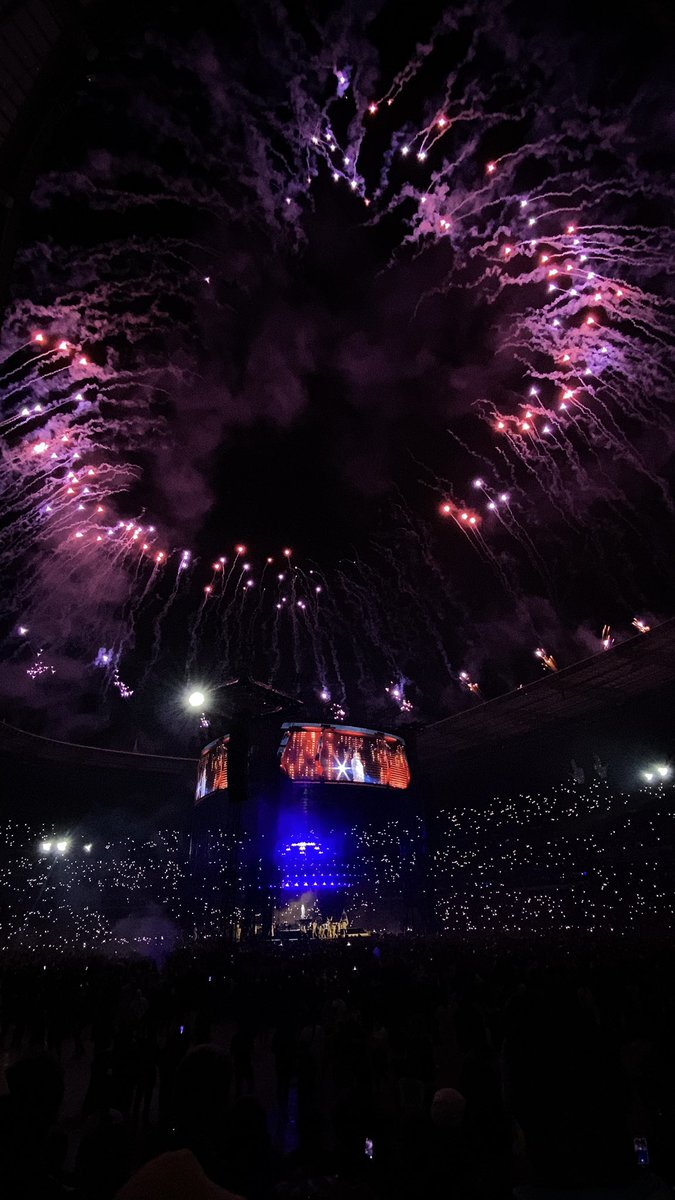 victoire_prd_'s tweet photo. #jul c’était incroyable mais la setlist et les guests j’ai des choses à redire ( j’avoue on a eu #plk quand même ) https://t.co/7WfYF4k5l7