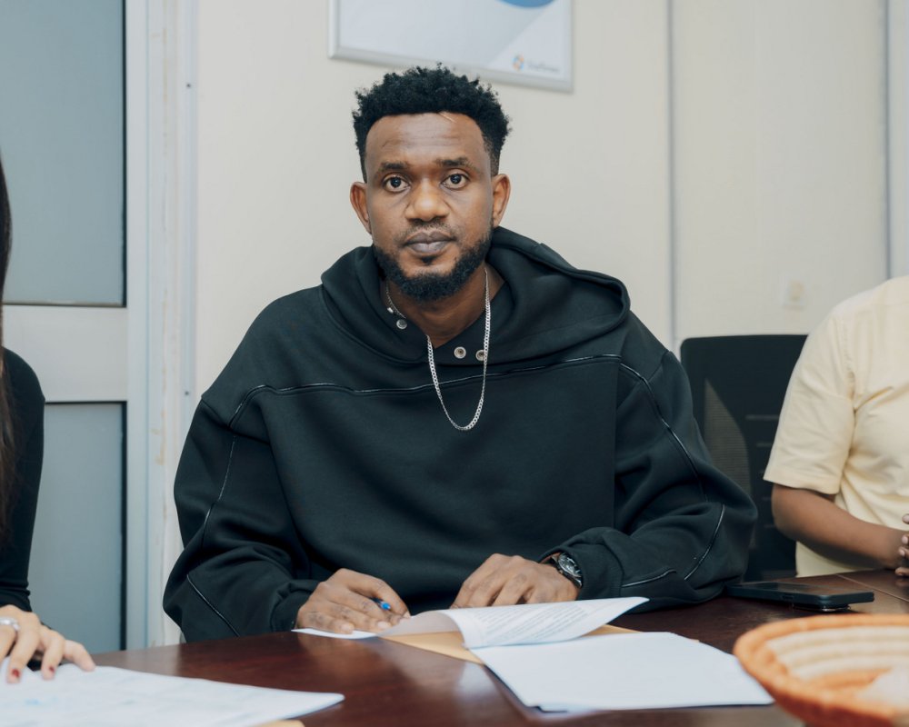 Rocky Kimomo yasinyanye amasezerano n’ikigo gicuruza amashusho cya StarTimes, azamwemerera kwerekana filime ze kuri Ganza TV. 

✍️:<a href="/o_iradukunda/">IRADUKUNDA Olivier</a> 
➡️:igihe.com/serivisi/artic…