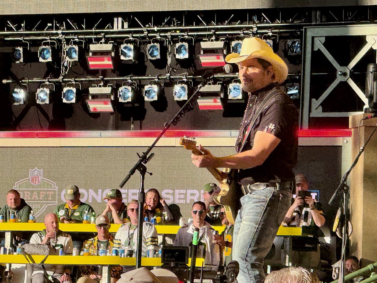Brad Paisley is wrapping up the 2025 NFL Draft in Green Bay in front of a huge crowd outside Lambeau Field.
