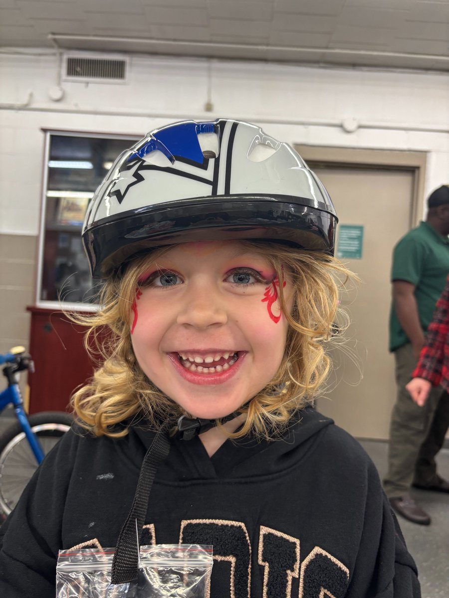 Happy to provide helmets at the <a href="/WRPS/">Eric Blair</a> Kitchener bike rodeo today! 

#RideSafe #BikeRodeo2025 #BikeSafety #biawwlok