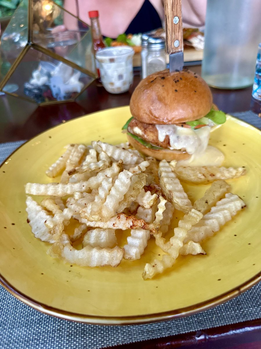 Well I made it to week 2 before being tempted by a burger on holiday, think that may be a record.

It was a fish burger though so not sure that really counts 🤣

Anyone notice the famous HiFi brand in the background?

#costarica #burger #puravida