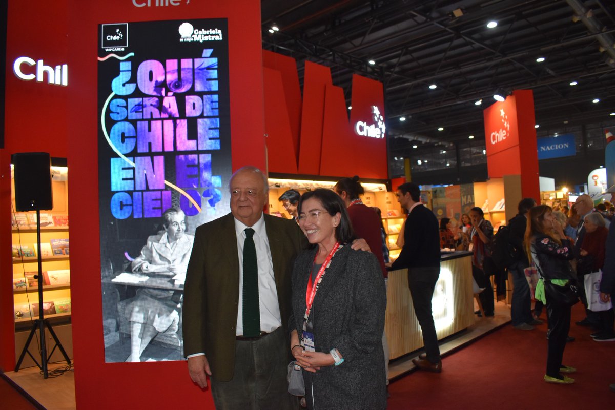 El Emb. Viera Gallo junto a la Dir. de ProChile en Bs. As. Constanza Alegría, inauguraron stand en Feria Int. del Libro, quién rinde homenaje a G. Mistral a 80 años de su Nobel. A su vez presentación de poemario de Germán Rojas, "De amor y travesías". <a href="/Minrel_Chile/">Cancillería Chile 🇨🇱</a> <a href="/ProChile/">ProChile</a>