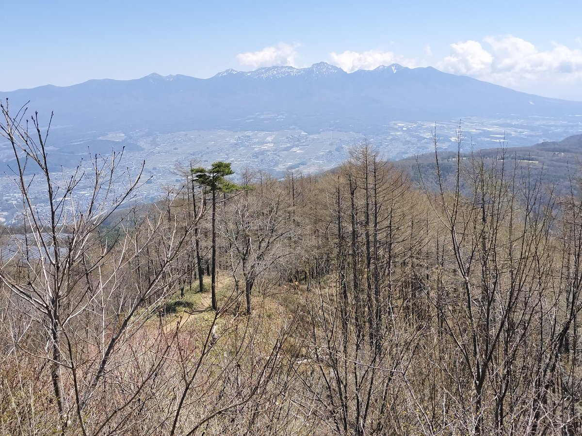 HotakaYari's tweet photo. 長野県にある守屋山に登って来ました。天候に恵まれ、とても素晴らしい眺望を見ることができました。ボランティアの方々がしっかりと整備されているようで、とても歩きやすかったです。感謝、感謝。空気が澄んでいる季節に、また是非再訪するぞ〜。オススメの山です。（2025.4.26）#守屋山 https://t.co/pNnnQbnRsF