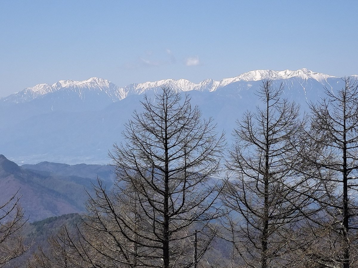 HotakaYari's tweet photo. 長野県にある守屋山に登って来ました。天候に恵まれ、とても素晴らしい眺望を見ることができました。ボランティアの方々がしっかりと整備されているようで、とても歩きやすかったです。感謝、感謝。空気が澄んでいる季節に、また是非再訪するぞ〜。オススメの山です。（2025.4.26）#守屋山 https://t.co/pNnnQbnRsF