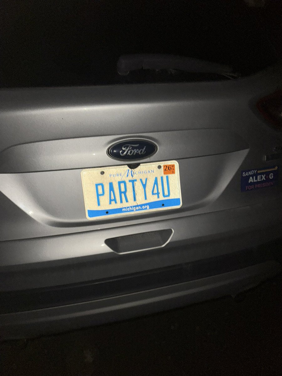 infinitebats's tweet photo. @lucergooser1 r u coming 2 my party https://t.co/pyGmqubAEL