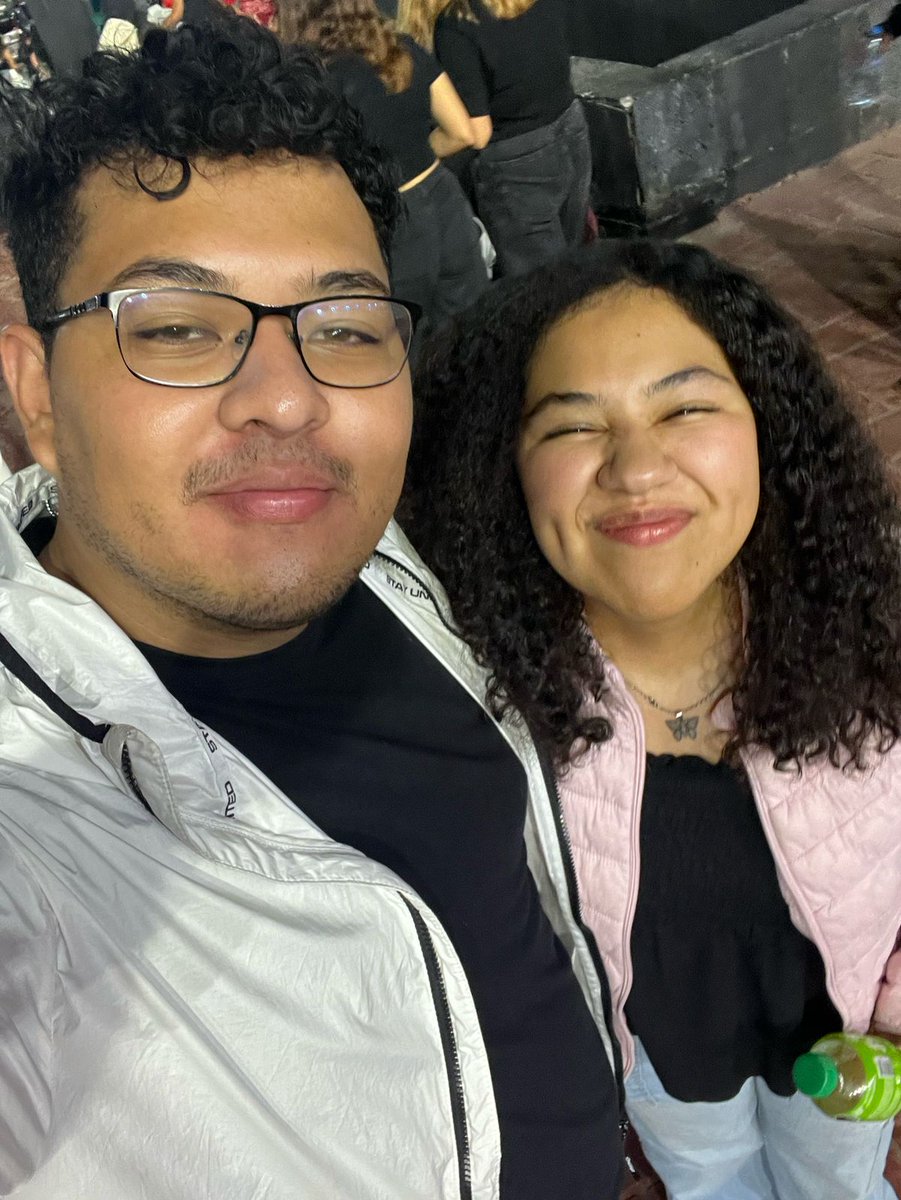 KellyRerjis's tweet photo. Mi compañero a todos lados hasta q tenga un wey decente q me ame, adore y haga todo por mi, mientras le toca soportar ♥️ https://t.co/RNISFHKEQA