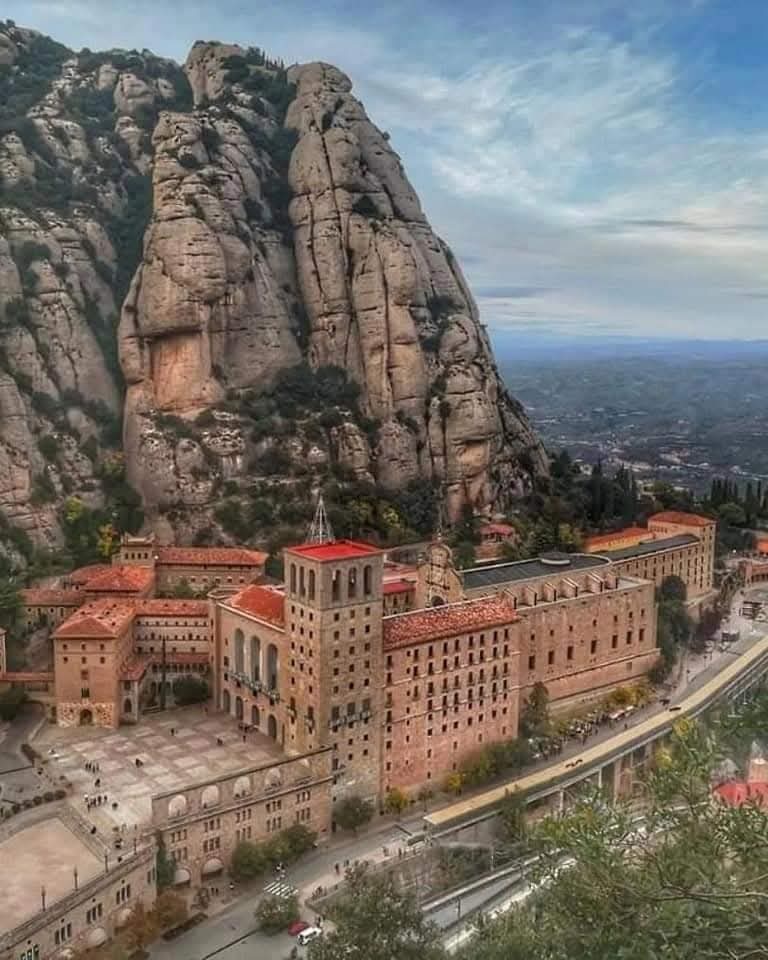 Eduard_Lpz's tweet photo. 27 de abril. Fiesta de la #VirgendeMontserrat. Que Ella nos proteja bajo su manto 🙏🏻. Feliz día a todos, a #Cataluña que la tienen por #patrona, a los #benedictinos y a las que lleváis su nombre.
📷 @montserratinfo #lamoreneta #monasteriodemontserrat #montserrat #rosadeabril 🌹 https://t.co/lj2cQy23pr