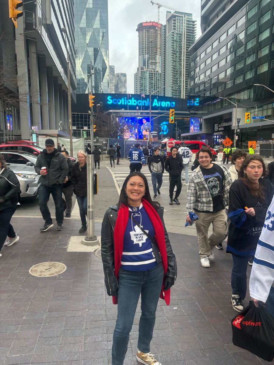 RunChiNguyenRun's tweet photo. Wishing the Leafs good luck for a sweep tonight! And hope everyone at Maple Leafs Square is having a blast.
#GoLeafsGo #GoBuds https://t.co/UoVtnJix1h