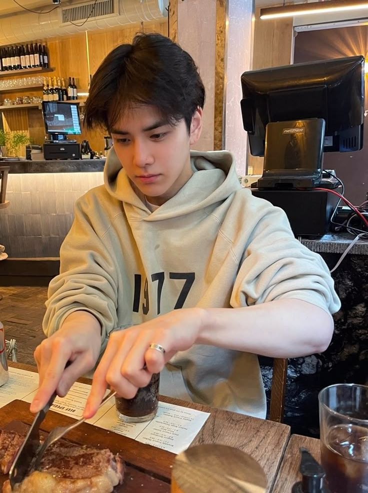 Jangan lupa sarapan kesayangan gue! Hari ini seharian kalian akan gue temenin, maaf minggu ini yang nemenin adam jomblo itu ya. Gue lagi sakit abis pulang long weekend kemarin.