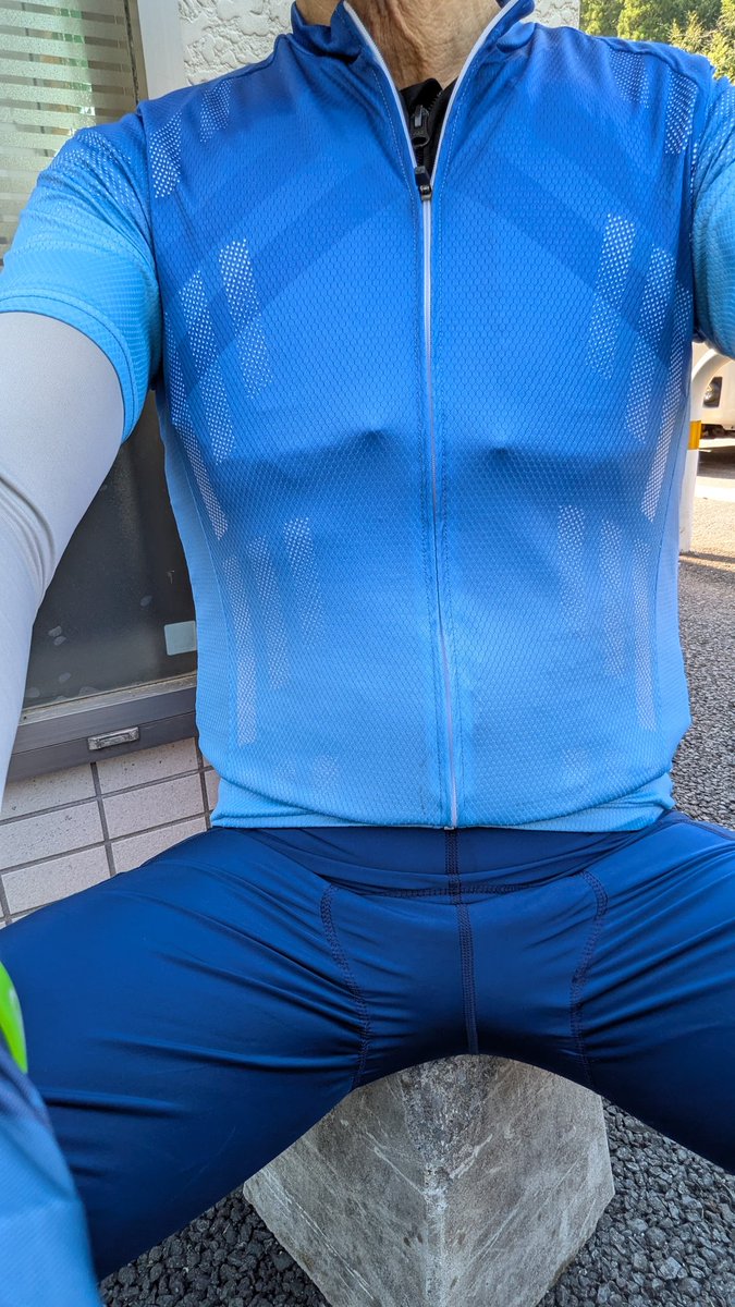 RoadbikerNarity's tweet photo. 狙い通り空気の流れが良くなり背中の熱気も抜けるようになりました😃
ただ、外から見てちょっとイカつくなりました😂
真ん中寄りの乳首みたいな突起は結束バンドです
改良の余地あり
#protectcyclists https://t.co/qcr590PTJx