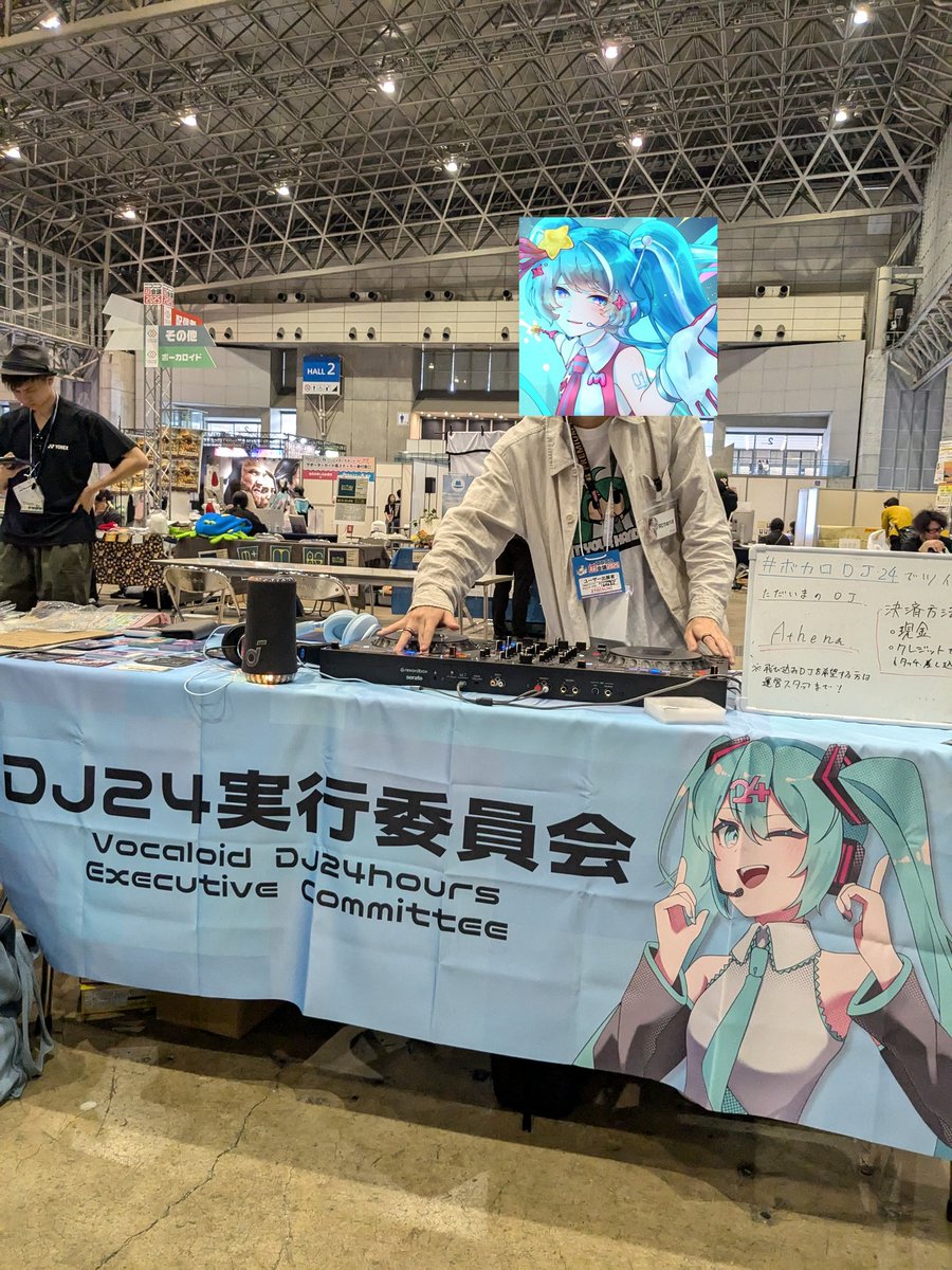 DJVocaSpot's tweet photo. 本日は、スタッフにAthena @Athena_3939 が初登場。ブースのスピーカーも強化しました！

ぜひお気軽にお越しください！

 #ニコニコ超会議2025  #ボカロDJ24  #クリクロ2025 https://t.co/hIpS5fZ3vK