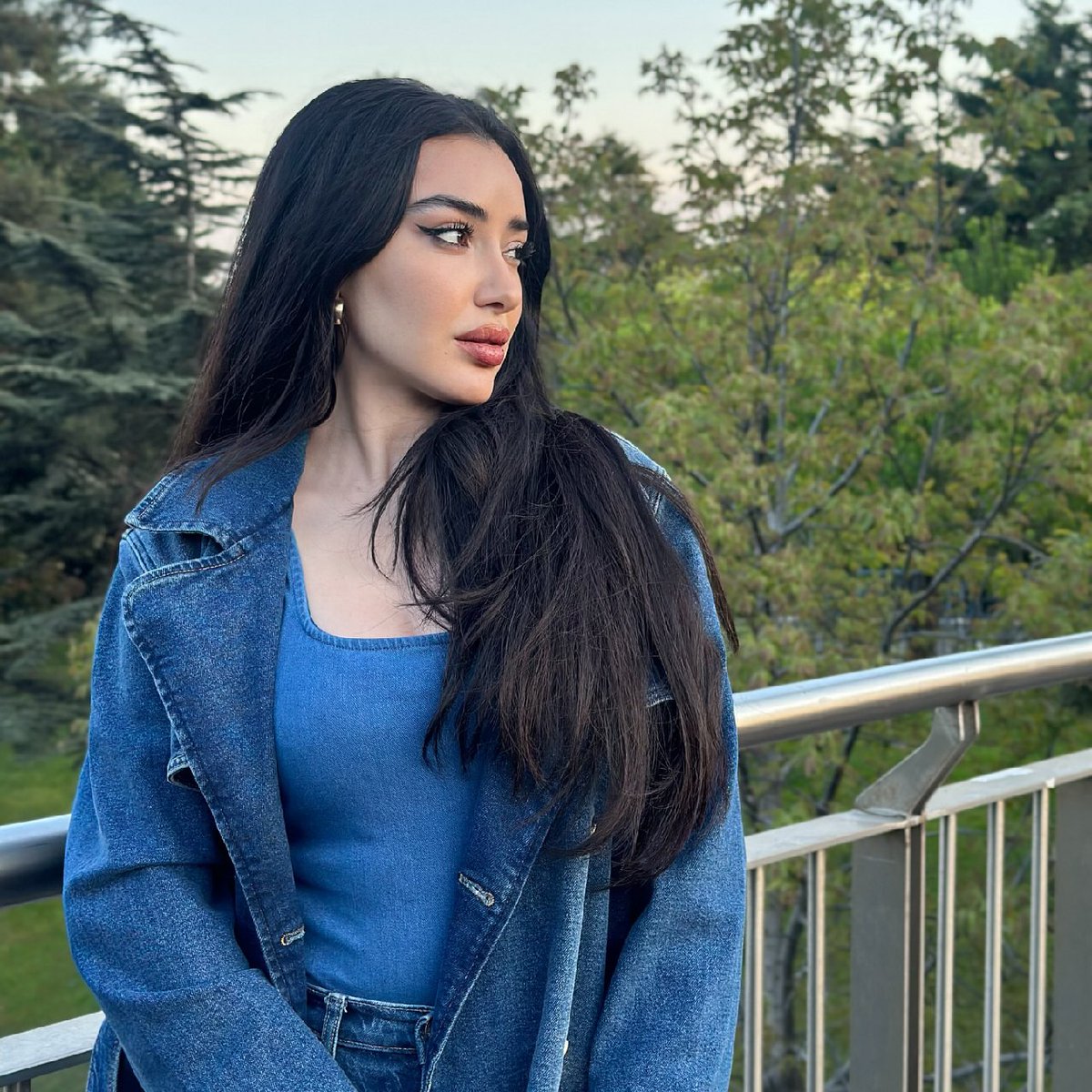 Make yourself a priority💙
#شاهيناز_الجزائرية 
#chahinaz_khider #denim #jeans 
Outfit details:
Coat: <a href="/MichaelKors/">Michael Kors</a>
Top: <a href="/ZARA/">ZARA</a>
Jeans: <a href="/goodamerican/">GOOD AMERICAN</a>
Purse: <a href="/CHANEL/">CHANEL</a>