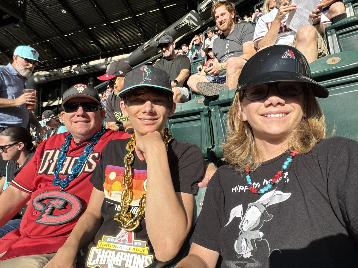 LBradshawEdTech's tweet photo. Let’s go #Dbacks Beat those Braves! #Whatafan https://t.co/LHBgpbnAPf