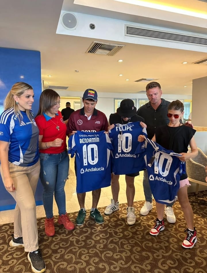 TribunaElec's tweet photo. Los integrantes de #Erreway recibieron sus camisetas de @CSEmelec con sus respectivos nombres. 🔵👍😎

#TribunaEléctrica #Emelec https://t.co/3GHn7TVdno