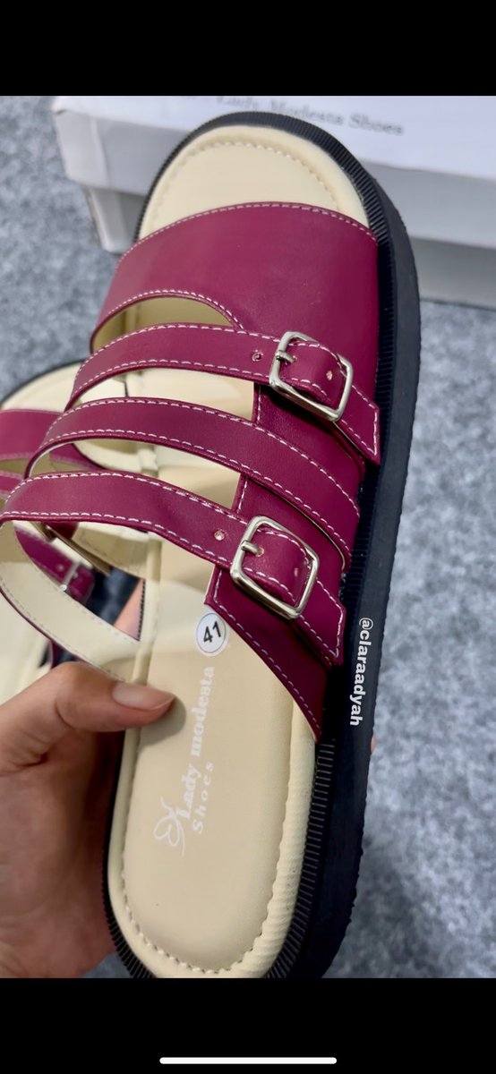 claraadyah's tweet photo. 𐙚 AMMARA SANDAL (💸105k)

sandal terempuk yg prnh aku temui, nyaman buat jalan jauh, sol nya lumayan tebel, bentuknya cakep parah🥇dan jahitannya jg rapi😍 btw selain warna maroon ada jg warna silver dan navy yg gk kalah cakep😚❤️

📎 https://t.co/cVVM5RTgvV https://t.co/jhCZLoesQP