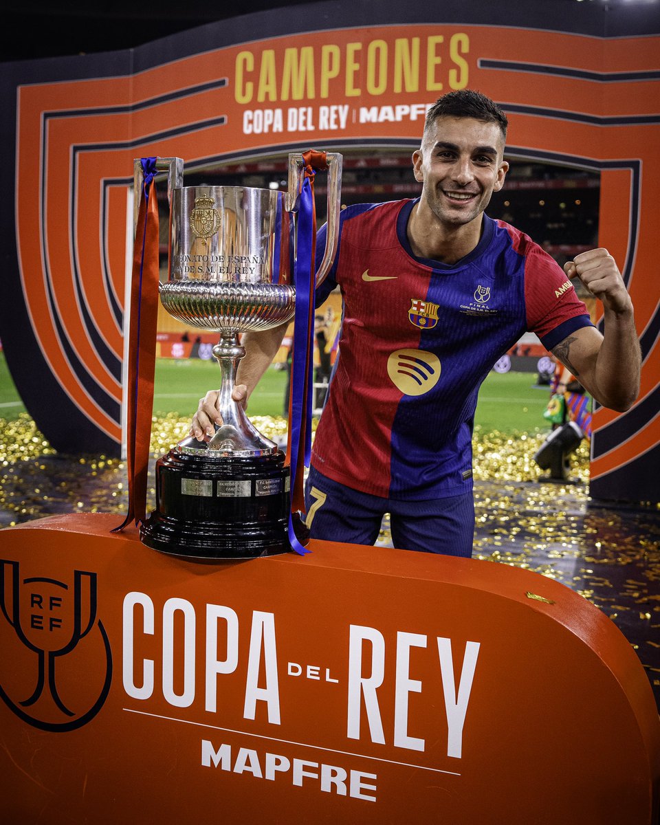 FCBarcelona_es's tweet photo. La copa del tiburón 😍🦈 https://t.co/TfrezyzrXv