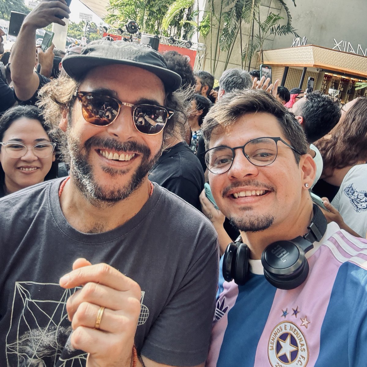 Lipesversion's tweet photo. FRESSSSSSSSSSSSNO ✨🚙 #ENFE @fresnorock
Hoje, gravação de show na @Fundicao https://t.co/U27Bfr2OkZ