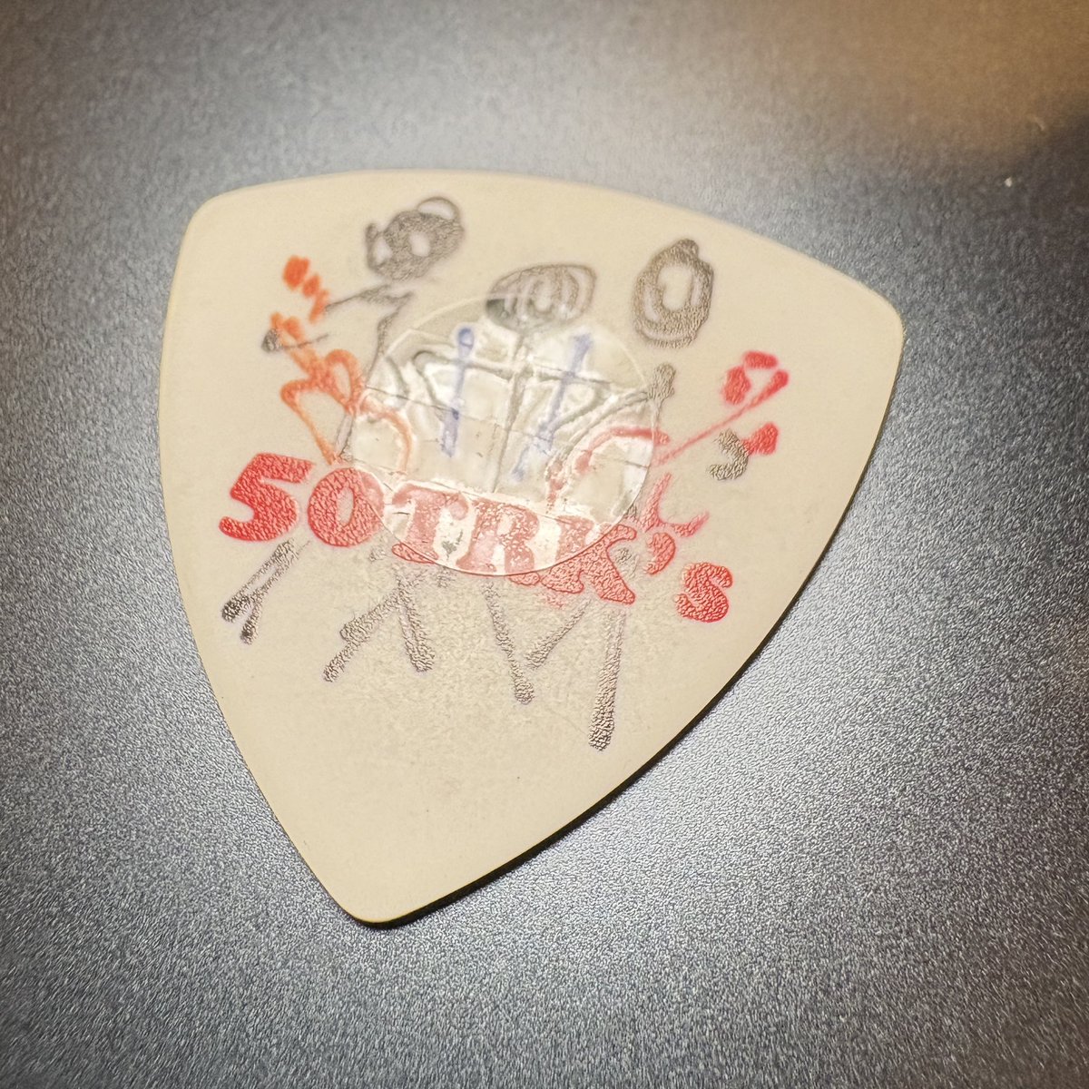 CLEAR GRIP for PICKを50TRK'sオリジナルエコピックに貼ってます。両面貼るととてつもなくグリップが上がるので、落としそうになる心配しなくて良い。
スティックもピックもCLEAR GRIPなしではダメになってる。

CLEAR GRIP for PICK
nicecompany.base.shop/items/103301821

CLEAR GRIP
nicecompany.base.shop/items/92879870